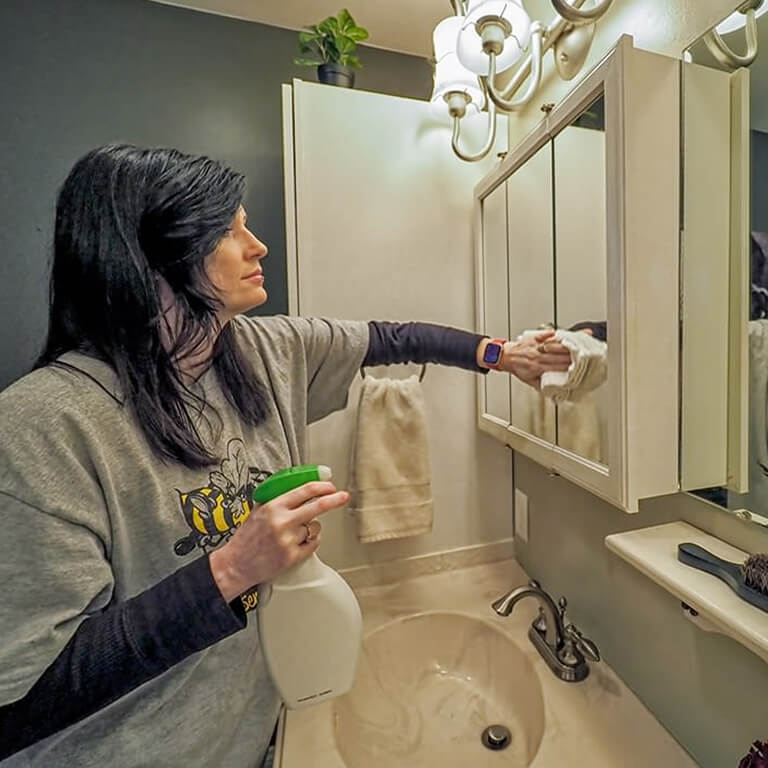 cleaner-wiping-mirror